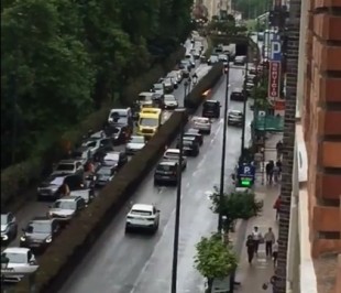 La 'caravana' de Vox en Santander obstaculiza el paso de una ambulancia con sirenas y luces de emergencia