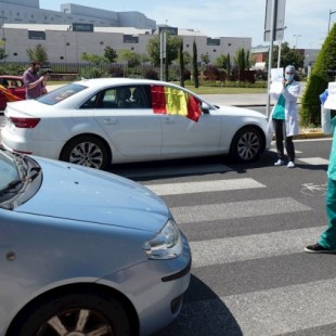 Dos enfermeras se enfrentan a los manifestantes de VOX frente a un hospital de Castilla-La Mancha