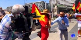 TVE condena el hostigamiento a uno de sus periodistas en la protesta de Vox y muestra qué ocurrió tras la cámara