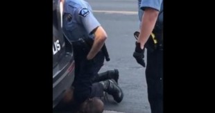 Un policía de Minneapolis con la rodilla en el cuello de un hombre inmóvil que posteriormente murió (ENG)