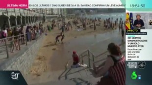 Intentan agredir con un palo en pleno directo a un periodista de laSexta en la playa de La Concha