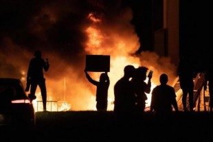 Minneápolis declara la emergencia por los disturbios derivados de la muerte del hombre negro a manos de la Policía