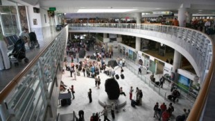 Un segundo pasajero del vuelo Madrid-Lanzarote es atendido en un hospital al presentar síntomas