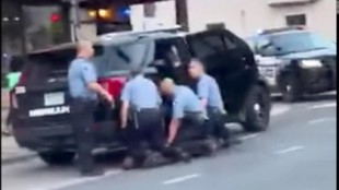 Nuevo vídeo muestra que tres policías presionaron sus rodillas sobre George Floyd
