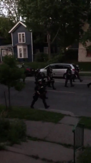 Policía y guardia nacional abren fuego contra civiles mientras patrullan en Minneapolis [VIDEO]