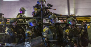 Atrapados por las cámaras, la policía explota de rabia y violencia a través de los EE.UU [ING]