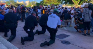 Policías en Miami hincan la rodilla ante numerosos manifestantes