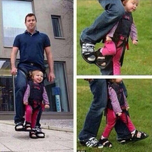 Papá diseña zapatos para darle a su hija con parálisis la sensación de andar