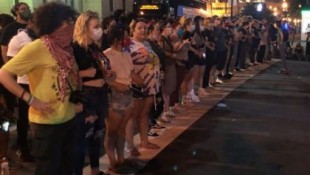 Una fila de mujeres blancas para defender a los manifestantes negros de la policía en Louisville