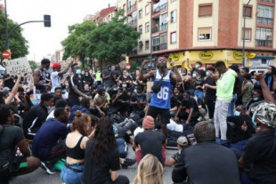 200 personas se manifiestan en Zaragoza contra la muerte de un ciudadano negro a manos de la Policía en EEUU