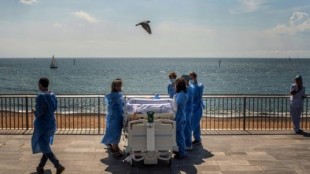 La historia tras la imagen del paciente UCI con coronavirus de Barcelona frente al mar