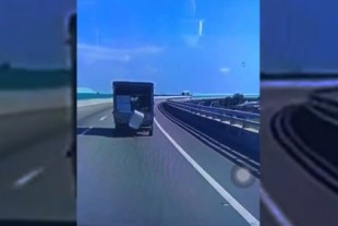 Este flipante vídeo en el que una caja se cae de un camión y se vuelve a meter se explica por el vórtice Kármán