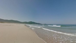 La Policía hace limpiar la playa de Carnota a 38 erasmus que hicieron botellón