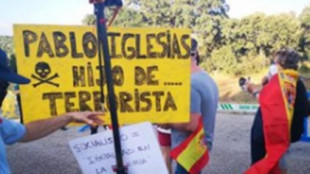 Pancartas de "hijo de terrorista" frente a la vivienda de Pablo Iglesias