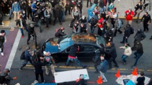 Un atacante arremete con su coche a manifestantes en EEUU y dispara