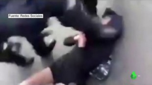 Las brutales imágenes de policías pateando la cabeza a una menor de 15 años en México