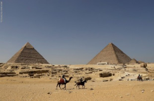Manifestantes británicos anti-racismo piden la destrucción de las pirámides de Giza (ENG)