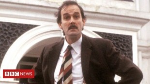 Fawlty Towers: John Cleese llama a la BBC "cobarde" tras la eliminación de un episodio [eng]