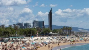 Barcelona cierra el acceso a varias playas por la saturación de bañistas