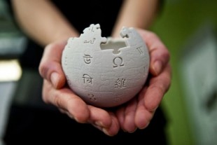 Wikipedia ante su decadencia: ha perdido 3.000 millones de páginas vistas en un solo año