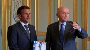 Macron se niega a “borrar nombres de la historia” y a retirar estatuas