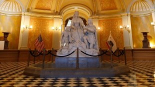 La estatua de Colón y la Reina Isabel será retirada del Capitolio de California (ENG)