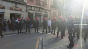 La Ertzaintza carga contra grupos antifascistas concentrados contra el mitin de Vox en Bilbao