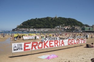 Movilización en la playa de la Concha en contra del «sinsentido» del metro de Donostia