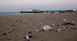 Británicos disfrutan de playas tras la cuarentena… y dejan “toneladas” de basura