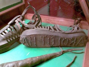 Sandalias de una prostituta de la antigua Grecia con la inscripción “Sígueme”
