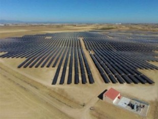 El Gobierno propone pasar a conectar un parque solar de 100 megavatios cada semana durante los próximos 30 meses
