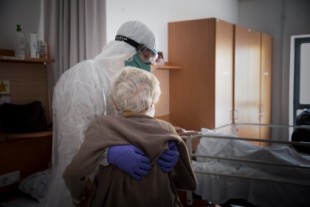El drama de las residencias en Madrid: Así se impedía derivar un enfermo al hospital| AUDIO