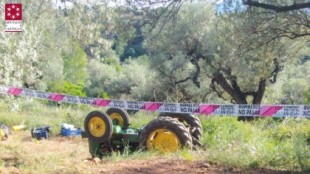 Fallece en La Salzadella al quedar atrapado por su tractor