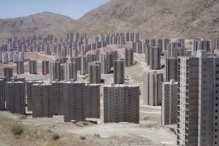 Las torres fantasmas del desierto de Teherán que parecen sacadas de una película de zombies [ENG]