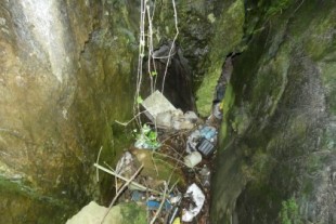 Una cueva de los Ancares con presencia humana desde la Prehistoria convertida en un vertedero (gal)