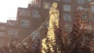 Manifestantes derriban una estatua de Cristóbal Colón en Baltimore