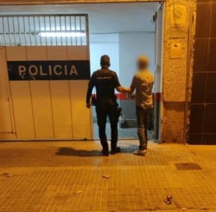 El cliente de un bar a la policía: «Con estas putas negras no quiero compartir terraza»