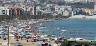 La avalancha de bañistas obliga al cierre puntual de 29 playas en Málaga por exceso de aforo