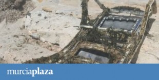 Los  vecinos limpian las playas de Los Alcázares y sacan del agua sombrillas, toldos y hamacas