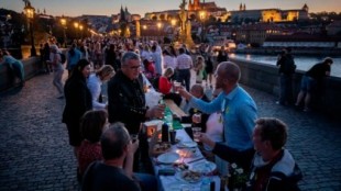 Praga celebra el final del confinamiento con una multitudinaria cena en una mesa de medio kilómetro