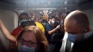 El impactante vídeo del caos en el Metro: atrapados más de 15 minutos y sin distancia