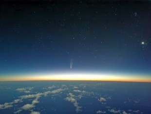 Así se ve el cometa Neowise desde la cabina de un Airbus en la "soledad" del Atlántico