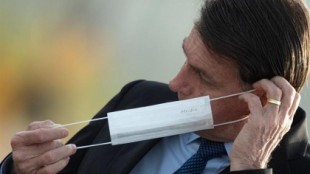 Bolsonaro aviva la polémica tras asegurar que llevar mascarilla es "de gays"