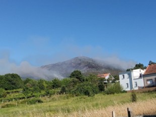 A Serra do Barbanza sufre el primer incendio de la temporada de riesgo alto que amenaza a varios domicilios