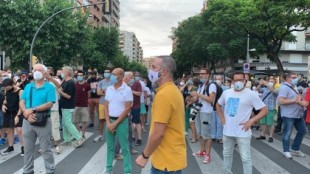 Unos 300 concentrados en Lleida contra el confinamiento de varios municipios por el coronavirus