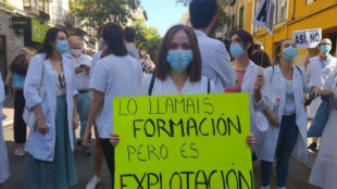 Una marea de médicos residentes toman la calle en el primer día de huelga indefinida en Madrid