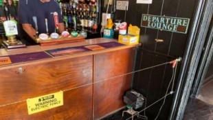 Un pub inglés instala una valla electrificada para asegurar la distancia de seguridad con los empleados