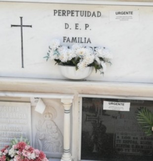 En su afán recaudatorio, el obispado de Cádiz llena de pegatinas las tumbas del cementerio de Vejer