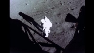 El increíble resultado de las imágenes de la llegada a la Luna restauradas con inteligencia artificial
