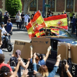 Interior justifica la multa por llevar una bandera antifascista a una protesta contra Vox en Zaragoza